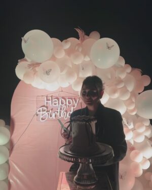 Yashma Gill Instagram - To the one who makes everyday brighter, celebrating the incredible person you are today. Happy Birthday, Sister 🎈 
 
Love you beyond words and you know that 🤍
 
 
Ps: sorry I had too many responsibilities this day hence the content isn’t that great but still somehow managed to pull some from @iambabarzaheer 🤪