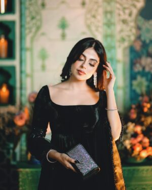 Yashma Gill Instagram - @mihhaofficial 
@waleedkayaniphotography 
@saad_hassann_ 
@mahnoorrehmatsphotography