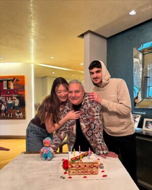 Yasmin Erbil Instagram - Babamın ruh yaşı 20lerinde falandır😂♥️iyiki doğdun. senin sayende korkusuz bir kadın oldum bazen ters düşsekte, kırılsam da arkamda olduğunu bildiğim için🫠