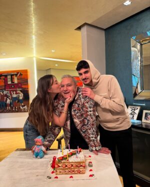 Yasmin Erbil Instagram - Babamın ruh yaşı 20lerinde falandır😂♥️iyiki doğdun. senin sayende korkusuz bir kadın oldum bazen ters düşsekte, kırılsam da arkamda olduğunu bildiğim için🫠