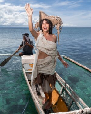 Yassi Pressman Instagram - sailing into the better days 🌊🛶💙

maraming salamat po sa bawat tatay bangkero na nakisaya at nakasama namin sa isang magandang hapon na ito, lalo na po kay tatay marcelino na game na game magpa-cute sa dagat kasama ako! ang galing umacting at mag emote! boogsh. pinasaya po ninyo ako ng sobra ✨ my heart is full! 

also—naka kain ka na ba ng fresh sea urchin? well.....abangan ang aking first experience with tatay marcelino sa aking next post 🫠 

maraming salamat team yassi 🌟

im wearing this beautiful dress by Kath Bailo @kathsyss
tatay marcelino and i wears ReFormed Tricorne special hat by @ron.roxas 
prod assisted by @ellatagaca
lensed by @leemmorale, creative direction @sefloseo and hair by @onlymaja__