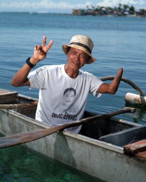 Yassi Pressman Instagram - sailing into the better days 🌊🛶💙

maraming salamat po sa bawat tatay bangkero na nakisaya at nakasama namin sa isang magandang hapon na ito, lalo na po kay tatay marcelino na game na game magpa-cute sa dagat kasama ako! ang galing umacting at mag emote! boogsh. pinasaya po ninyo ako ng sobra ✨ my heart is full! 

also—naka kain ka na ba ng fresh sea urchin? well.....abangan ang aking first experience with tatay marcelino sa aking next post 🫠 

maraming salamat team yassi 🌟

im wearing this beautiful dress by Kath Bailo @kathsyss
tatay marcelino and i wears ReFormed Tricorne special hat by @ron.roxas 
prod assisted by @ellatagaca
lensed by @leemmorale, creative direction @sefloseo and hair by @onlymaja__