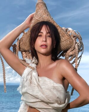Yassi Pressman Instagram - sailing into the better days 🌊🛶💙

maraming salamat po sa bawat tatay bangkero na nakisaya at nakasama namin sa isang magandang hapon na ito, lalo na po kay tatay marcelino na game na game magpa-cute sa dagat kasama ako! ang galing umacting at mag emote! boogsh. pinasaya po ninyo ako ng sobra ✨ my heart is full! 

also—naka kain ka na ba ng fresh sea urchin? well.....abangan ang aking first experience with tatay marcelino sa aking next post 🫠 

maraming salamat team yassi 🌟

im wearing this beautiful dress by Kath Bailo @kathsyss
tatay marcelino and i wears ReFormed Tricorne special hat by @ron.roxas 
prod assisted by @ellatagaca
lensed by @leemmorale, creative direction @sefloseo and hair by @onlymaja__