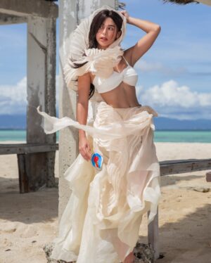 Yassi Pressman Instagram - february reminder: don’t 𝙨𝙝𝙚𝙡𝙡 yourself short 🐚🫧 okay? 🤍

feeling like a beautiful shell by the shore in this @venisegalan dress, photographed by @leemmorale ,creative direction by @sefloseo ,and hair by @onlymaja__ 

shot during our trip to cebu & proudly wearing a cebuano designer 🇵🇭