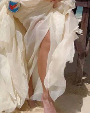 Yassi Pressman Instagram - february reminder: don’t 𝙨𝙝𝙚𝙡𝙡 yourself short 🐚🫧 okay? 🤍

feeling like a beautiful shell by the shore in this @venisegalan dress, photographed by @leemmorale ,creative direction by @sefloseo ,and hair by @onlymaja__ 

shot during our trip to cebu & proudly wearing a cebuano designer 🇵🇭