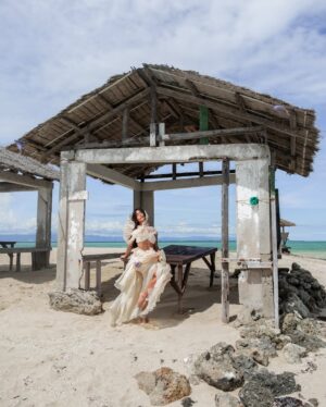 Yassi Pressman Instagram - february reminder: don’t 𝙨𝙝𝙚𝙡𝙡 yourself short 🐚🫧 okay? 🤍

feeling like a beautiful shell by the shore in this @venisegalan dress, photographed by @leemmorale ,creative direction by @sefloseo ,and hair by @onlymaja__ 

shot during our trip to cebu & proudly wearing a cebuano designer 🇵🇭