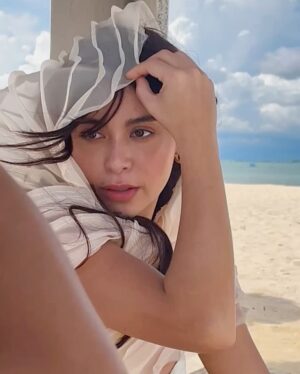 Yassi Pressman Instagram - february reminder: don’t 𝙨𝙝𝙚𝙡𝙡 yourself short 🐚🫧 okay? 🤍

feeling like a beautiful shell by the shore in this @venisegalan dress, photographed by @leemmorale ,creative direction by @sefloseo ,and hair by @onlymaja__ 

shot during our trip to cebu & proudly wearing a cebuano designer 🇵🇭