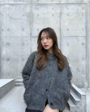 Yūmi Shida Instagram - おそろいコーデ🙂‍↔️🩶
可愛すぎるカーディガン🎀

@rosyluce @babyrosyluce @tomo.i_0703 🌹
#rosyluce #babyrosyluce #親子コーデ #親子リンクコーデ #2歳女の子 #女の子ママ