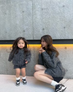 Yūmi Shida Instagram - おそろいコーデ🙂‍↔️🩶
可愛すぎるカーディガン🎀

@rosyluce @babyrosyluce @tomo.i_0703 🌹
#rosyluce #babyrosyluce #親子コーデ #親子リンクコーデ #2歳女の子 #女の子ママ