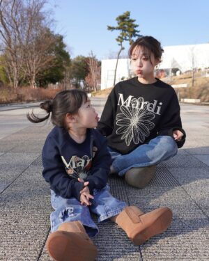 Yūmi Shida Instagram - 親子Mardiおそろコーデ🌼

街歩いててもおそろコーデしてる親子って目を引くし
かわいいよね🥹💕てことでおそろコーデ🙂‍↔️✌🏻

代官山店舗でも展開されていたMardi MercrediのキッズラインがZOZOTOWNと日本公式オンラインストアに新しくオープンしたよ🌷🫧

👧🏻は89cm100サイズ着用です✨

@mardi_mercredi_japan 
#MardiMercredi #マルディメクルディ #親子コーデ #おそろコーデ #2歳 #2歳女の子 #女の子ママ