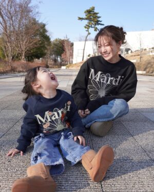 Yūmi Shida Instagram - 親子Mardiおそろコーデ🌼

街歩いててもおそろコーデしてる親子って目を引くし
かわいいよね🥹💕てことでおそろコーデ🙂‍↔️✌🏻

代官山店舗でも展開されていたMardi MercrediのキッズラインがZOZOTOWNと日本公式オンラインストアに新しくオープンしたよ🌷🫧

👧🏻は89cm100サイズ着用です✨

@mardi_mercredi_japan 
#MardiMercredi #マルディメクルディ #親子コーデ #おそろコーデ #2歳 #2歳女の子 #女の子ママ