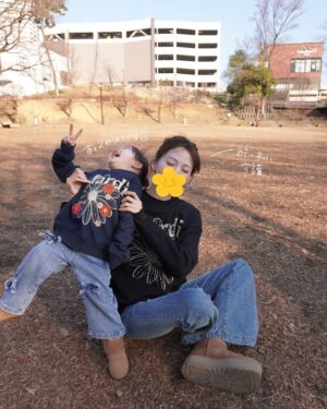 Yūmi Shida Instagram - 親子Mardiおそろコーデ🌼

街歩いててもおそろコーデしてる親子って目を引くし
かわいいよね🥹💕てことでおそろコーデ🙂‍↔️✌🏻

代官山店舗でも展開されていたMardi MercrediのキッズラインがZOZOTOWNと日本公式オンラインストアに新しくオープンしたよ🌷🫧

👧🏻は89cm100サイズ着用です✨

@mardi_mercredi_japan 
#MardiMercredi #マルディメクルディ #親子コーデ #おそろコーデ #2歳 #2歳女の子 #女の子ママ
