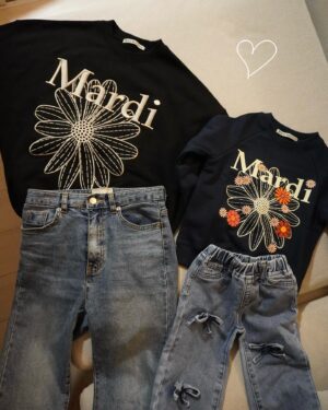 Yūmi Shida Instagram - 親子Mardiおそろコーデ🌼

街歩いててもおそろコーデしてる親子って目を引くし
かわいいよね🥹💕てことでおそろコーデ🙂‍↔️✌🏻

代官山店舗でも展開されていたMardi MercrediのキッズラインがZOZOTOWNと日本公式オンラインストアに新しくオープンしたよ🌷🫧

👧🏻は89cm100サイズ着用です✨

@mardi_mercredi_japan 
#MardiMercredi #マルディメクルディ #親子コーデ #おそろコーデ #2歳 #2歳女の子 #女の子ママ