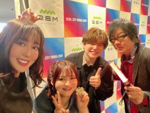 Yoko Hikasa Instagram - 🐦
MBSフェス2025 DAY1
シャングリラフロンティアで出演させて頂きました。

ゆまと、こいちと、しょーさんと、ReoNaさんと
面白楽しい部分のシャンフロと
ウェザエモン戦の熱く切ない戦いを
朗読&生アフレコ＆ライブでお届けしました。

またウェザエモン戦を演じられると思ってなかったので
なんだか胸が苦しくなってしまいました。
当時のアフレコも、今日のフェスでも、
私達4人とも全力で演じ切ったと思うし、
ReoNaさんは想いが溢れてしまうほど歌ってくれました。
皆とつくるシャンフロ最高に楽しかったです！！

MBSさんはたくさんのアニメを放送していて
準備も大変だったと思います。
ゆまも中村さんも3本出てたし
他作品の皆も叫びまくりだったし
キャストスタッフさんみんなみんな
お疲れ様でしたーー！！！

明日DAY2もすごやばのモリモリです。
是非！見に行ってくださいー！

#mbsフェス 
#シャングリラフロンティア 
#お手紙もありがとう 
#ホットミールにたこ焼きやさんがきてくれた
#塩たこやきうまっ