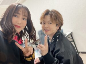 Yoko Hikasa Instagram - 🐦
MBSフェス2025 DAY1
シャングリラフロンティアで出演させて頂きました。

ゆまと、こいちと、しょーさんと、ReoNaさんと
面白楽しい部分のシャンフロと
ウェザエモン戦の熱く切ない戦いを
朗読&生アフレコ＆ライブでお届けしました。

またウェザエモン戦を演じられると思ってなかったので
なんだか胸が苦しくなってしまいました。
当時のアフレコも、今日のフェスでも、
私達4人とも全力で演じ切ったと思うし、
ReoNaさんは想いが溢れてしまうほど歌ってくれました。
皆とつくるシャンフロ最高に楽しかったです！！

MBSさんはたくさんのアニメを放送していて
準備も大変だったと思います。
ゆまも中村さんも3本出てたし
他作品の皆も叫びまくりだったし
キャストスタッフさんみんなみんな
お疲れ様でしたーー！！！

明日DAY2もすごやばのモリモリです。
是非！見に行ってくださいー！

#mbsフェス 
#シャングリラフロンティア 
#お手紙もありがとう 
#ホットミールにたこ焼きやさんがきてくれた
#塩たこやきうまっ