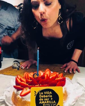 Yolanda Ventura Instagram - Nací una mañana de otoño hace 56 años, con el sol en libra y el ascendente en escorpio. Me gusta comer,reír, besar y las cosas que brillan. Tengo el alma sensible y las piernas fuertes. Abrazo árboles, hablo con los animales y pienso mucho las cosas. Me gusta el realismo mágico, las novelas policíacas , Murakami y las películas en blanco y negro. Nací sin GPS integrado y me pierdo con facilidad ( en todos los sentidos) … ahora sigo el camino de baldosas amarillas y ahí me encuentro a veces …. Soy un hada despistada que cree en la magia y mi superpoder es la alegría ! 

#yolandaventura #hadadespistada #fichaamarilla #cumpleaños #happy #happy