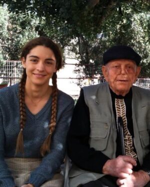 Youlika Skafida Instagram - Αυτήν τη φωτογραφία τράβηξε η @mirellapapaoikonomou σαν σήμερα πριν από 15 χρόνια!
Είχαμε κατέβει στην Ελούντα για την προετοιμασία της σειράς «το νησί».
Πρόβες,τεστ κάμερας,τεστ στα ρούχα,στα μαλλιά,στο μακιγιάζ κτλ.
Στη δεύτερη φωτογραφία είμαι με τον Μανώλη Φουντουλάκη που είχε ζήσει στη Σπιναλόγκα και μπορούσε να διηγηθεί τις ιστορίες, του πόνους, τους φόβους, αλλά και τα γλέντια και τις χαρές που είχαν ζήσει εκεί όλοι οι νοσούντες.