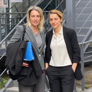 Youlika Skafida Instagram - Μια εβδομάδα τώρα έχω επικεντρωθεί στην ανάσα μου.
Αναπνέω και μετράω αντίστροφα τον χρόνο.
Δεν είναι εύκολο να είσαι μάρτυρας σε μία δική. Ήταν η πέμπτη φορά που το έκανα αλλά δεν ήταν λιγότερο δύσκολο από τις προηγούμενες σήμερα.
Σίγουρα θα υπάρξουν και επόμενες, το ίδιο ψυχοφθόρες ίσως και περισσότερο.
Στην πρώτη φωτογραφία είναι ο Άγγελος, τρέχει χαρούμενος, ανέμελος όπως θα έπρεπε να είναι όλα τα παιδιά.
Την εικόνα του Άγγελου είχα σήμερα στο μυαλό μου, να τρέχει ανέμελος και έδωσα υπόσχεση στον εαυτό μου όσο κι αν με φθείρει, να είμαι εκεί ξανά και ξανά, να μην υπολογίσω προσωπικό κόστος, να πει κάποτε ο Αγγελος πως η μαμά του ήταν δυνατή και πάλεψε για να γίνει πιο όμορφος και πιο δίκαιος αυτός ο κόσμος.
Έλλη και Μαριζάννα,
Σας ευχαριστώ πολύ που είστε μαζί μου σ’αυτόν τον αγώνα.