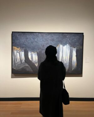 Yu Han Lien Instagram - 去北美館看展
想起小學時很愛翻陳進的畫冊
看著裡面歪歪躺躺的女子
據說都是陳進的姐姐當她的模特
第一個展間的尾端
分別是陳進的悠閒和手風琴對照
中間是林之助的小閒
過年看見這樣悠閒自得的畫內心深感平靜
初二去看展
美術館裡人好多
也許是展覽近尾聲
大家都來了
我心想美術館可能算是我心裡認定的娘家
從小就愛看畫看展
看得入迷
展覽結束前來看了第二回
喜歡的細節再次用眼神輕撫過一遍
回到人聲喧鬧的過年晚餐
弟弟妹妹解壓縮
各生兩個小孩之後
今年四個小孩像年獸一樣吃飯蹦蹦跳
走路蹦蹦跳
到家蹦蹦跳
我的靈魂在稍微與小孩相處超過15分鐘之後
決定
明年過年要出國看展覽避免一次與太多小孩相聚
被轟鳴十分鐘之後就想陷入沉睡
可能等他們長大一點後
再相遇就可以了
一個晚餐過後偏頭痛到現在的感悟