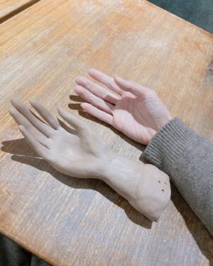Yu Han Lien Instagram - 與手作友人一起去做手
手真的很神奇
當你要做手
觀察自己的肌肉
指尖
型態
你會發現
真的有好多細節
但想做的寫實或寫意
以及想如何呈現
每個人都在捏塑的過程之中
創作出自己的姿態
這個世界有很多樣貌
但請相信自己
當你用心花時間
在你喜歡的事物上
它會好好的回應著你的心
每個人做出來的手都好美好有特色
能上到這堂課
真的太好了

謝謝
@yamashima77