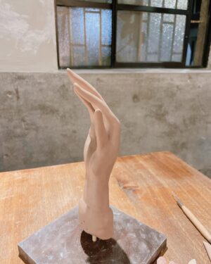 Yu Han Lien Instagram - 與手作友人一起去做手
手真的很神奇
當你要做手
觀察自己的肌肉
指尖
型態
你會發現
真的有好多細節
但想做的寫實或寫意
以及想如何呈現
每個人都在捏塑的過程之中
創作出自己的姿態
這個世界有很多樣貌
但請相信自己
當你用心花時間
在你喜歡的事物上
它會好好的回應著你的心
每個人做出來的手都好美好有特色
能上到這堂課
真的太好了

謝謝
@yamashima77