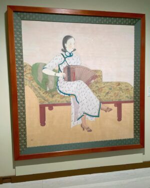 Yu Han Lien Instagram - 去北美館看展
想起小學時很愛翻陳進的畫冊
看著裡面歪歪躺躺的女子
據說都是陳進的姐姐當她的模特
第一個展間的尾端
分別是陳進的悠閒和手風琴對照
中間是林之助的小閒
過年看見這樣悠閒自得的畫內心深感平靜
初二去看展
美術館裡人好多
也許是展覽近尾聲
大家都來了
我心想美術館可能算是我心裡認定的娘家
從小就愛看畫看展
看得入迷
展覽結束前來看了第二回
喜歡的細節再次用眼神輕撫過一遍
回到人聲喧鬧的過年晚餐
弟弟妹妹解壓縮
各生兩個小孩之後
今年四個小孩像年獸一樣吃飯蹦蹦跳
走路蹦蹦跳
到家蹦蹦跳
我的靈魂在稍微與小孩相處超過15分鐘之後
決定
明年過年要出國看展覽避免一次與太多小孩相聚
被轟鳴十分鐘之後就想陷入沉睡
可能等他們長大一點後
再相遇就可以了
一個晚餐過後偏頭痛到現在的感悟