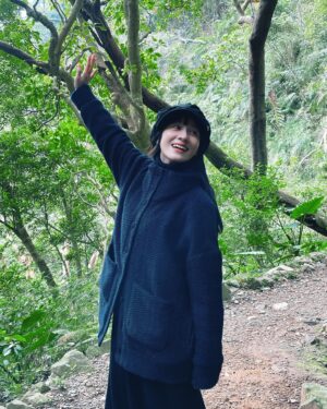 Yu Han Lien Instagram - 小寒的節氣
抓住最後一點冬日的微光
上山去走走
山友們喜歡我規劃的路線
去年我們一起爬法鼓山
是師父帶我去參觀他們熟悉的風景
今年換山羌帶大家來聽瀑布
展開新的一年
好喜歡這樣說走就走的好天氣
行走坐臥之間
都有禪意

在小寒節氣
穿上了脖子也可以暖的外套，謝謝 @uuin_official