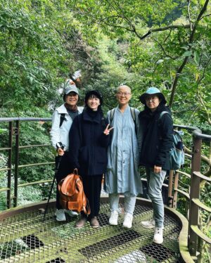 Yu Han Lien Instagram - 小寒的節氣
抓住最後一點冬日的微光
上山去走走
山友們喜歡我規劃的路線
去年我們一起爬法鼓山
是師父帶我去參觀他們熟悉的風景
今年換山羌帶大家來聽瀑布
展開新的一年
好喜歡這樣說走就走的好天氣
行走坐臥之間
都有禪意

在小寒節氣
穿上了脖子也可以暖的外套，謝謝 @uuin_official