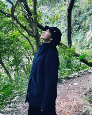 Yu Han Lien Instagram - 小寒的節氣
抓住最後一點冬日的微光
上山去走走
山友們喜歡我規劃的路線
去年我們一起爬法鼓山
是師父帶我去參觀他們熟悉的風景
今年換山羌帶大家來聽瀑布
展開新的一年
好喜歡這樣說走就走的好天氣
行走坐臥之間
都有禪意

在小寒節氣
穿上了脖子也可以暖的外套，謝謝 @uuin_official
