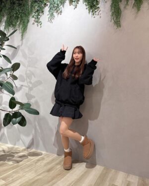 Yu Serizawa Instagram - ・

本日のせりざわゆーちゃん！
ネトサありがとう！2025年も仲良くしてね🤤

私服
パーカー　@supremenewyork 
スカート　@epineofficial 
ブーツ　@ugg 

ミニスカ全然はく30代だよ！でもお尻寒かった！🐒❄️

#黒パーカーは
#とにかく猫の毛がつく
#にゃん