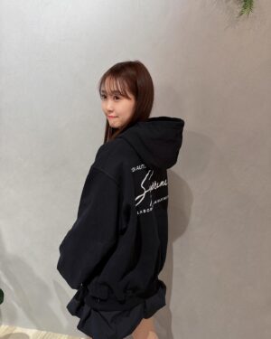 Yu Serizawa Instagram - ・

本日のせりざわゆーちゃん！
ネトサありがとう！2025年も仲良くしてね🤤

私服
パーカー　@supremenewyork 
スカート　@epineofficial 
ブーツ　@ugg 

ミニスカ全然はく30代だよ！でもお尻寒かった！🐒❄️

#黒パーカーは
#とにかく猫の毛がつく
#にゃん