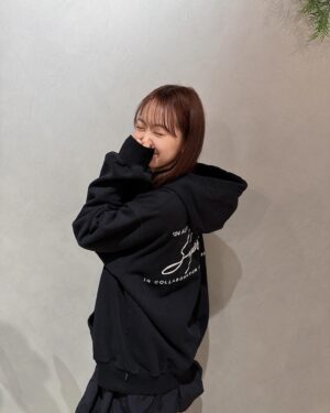 Yu Serizawa Instagram - ・

本日のせりざわゆーちゃん！
ネトサありがとう！2025年も仲良くしてね🤤

私服
パーカー　@supremenewyork 
スカート　@epineofficial 
ブーツ　@ugg 

ミニスカ全然はく30代だよ！でもお尻寒かった！🐒❄️

#黒パーカーは
#とにかく猫の毛がつく
#にゃん