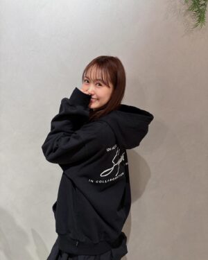 Yu Serizawa Instagram - ・

本日のせりざわゆーちゃん！
ネトサありがとう！2025年も仲良くしてね🤤

私服
パーカー　@supremenewyork 
スカート　@epineofficial 
ブーツ　@ugg 

ミニスカ全然はく30代だよ！でもお尻寒かった！🐒❄️

#黒パーカーは
#とにかく猫の毛がつく
#にゃん