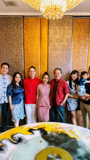 Yuanita Christiani Instagram - Tradisi menyantap Yee Shang / Yu Sheng 
di Perayaan Imlek .

Sebagai simbol Pertumbuhan & Kemakmuran.
Diharapkan dapat memberikan kehidupan yang lebih baik & lebih makmur di Tahun ini .

Gong Xi Fa Cai 
Happy Chinese New Year 2025
:

#gongxifacai 
#xinniankuaile 
#yusheng #yeeshang 
#happycny2025🐍 
#yearofthesnake