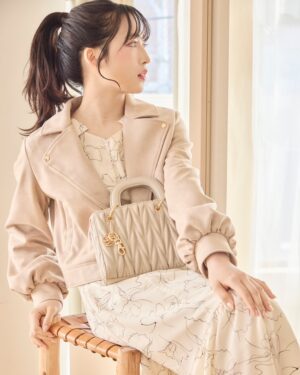 Yui Oguri Instagram - Valentine Look feat 小栗有以🌷🧺🫧
MAJESTIC LEGONのお洋服を
着用させて頂きました！！🥹💫

愛されバレンタインコーデという事で…
色合いが形が女の子の可愛さを引き出してくれます！
かわいい〜🥐🤍

一緒にお揃いコーデしよ〜！！

#大人フェミニン
#春服コーデ#バレンタインコーデ
#ガーリーカジュアル#あざとコーデ
#ワンピースコーデ#骨格診断
#リボン#モノトーンコーデ

@majesticlegon_official