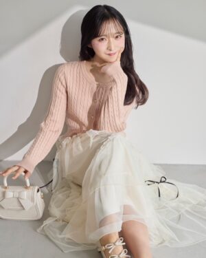 Yui Oguri Instagram - Valentine Look feat 小栗有以🌷🧺🫧
MAJESTIC LEGONのお洋服を
着用させて頂きました！！🥹💫

愛されバレンタインコーデという事で…
色合いが形が女の子の可愛さを引き出してくれます！
かわいい〜🥐🤍

一緒にお揃いコーデしよ〜！！

#大人フェミニン
#春服コーデ#バレンタインコーデ
#ガーリーカジュアル#あざとコーデ
#ワンピースコーデ#骨格診断
#リボン#モノトーンコーデ

@majesticlegon_official