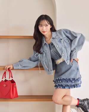 Yui Oguri Instagram - Valentine Look feat 小栗有以🌷🧺🫧
MAJESTIC LEGONのお洋服を
着用させて頂きました！！🥹💫

愛されバレンタインコーデという事で…
色合いが形が女の子の可愛さを引き出してくれます！
かわいい〜🥐🤍

一緒にお揃いコーデしよ〜！！

#大人フェミニン
#春服コーデ#バレンタインコーデ
#ガーリーカジュアル#あざとコーデ
#ワンピースコーデ#骨格診断
#リボン#モノトーンコーデ

@majesticlegon_official