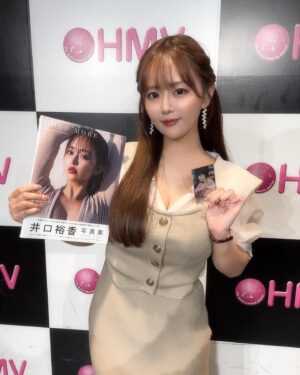 Yuka Iguchi Instagram - 🤎🤍🤎🤍
2024年10月19日(土)
㊗️写真集「MORE MORE MORE」４刷！
そして🆕デジタル写真集🆕
「Another Side」と「アンコール」同時発売！！！！

発売記念イベントありがとうございました🥰

コロナ禍で太りまくって色々誤魔化すばかりだった人生から
去年、決死の食事見直しとダイエットとトレーニングをして
心も身体も環境もお仕事の幅も大きく変わった１年でした。

食べることが好きすぎるわたしにとって
肉体改造は本当に大変な１年だったけど
ぐーたらぐーたらしていたあの頃
去年の今頃では想像できなかった
素敵な未来が待っていました！！
頑張って本当によかったです☺️

支えてくださったスタッフの皆さん、
ジムのトレーナーさん、家族、友達、
まわりの皆さんのおかげで変われました。
トレーニングのたのしさにも目覚めました。

ジムの先生ーーー！ありがとうーーーーーー！！！！✨

いまはもう誤魔化して生きたりしないで
まっすぐ胸を張って生きていける気がします🐥✨
（鍛え上げたおしりもﾌﾟﾘﾌﾟﾘ振って生きていける気がします！₍₍ 🍑 ⁾⁾ ）

アラフォー突入36歳
お肌も人生も曲がり角
一寸先は闇👻🪡！！！

そんな人生のさなか、まさかこの１年で
写真集１冊、デジタル写真集３冊（週プレさん含む）発売！
そして写真集は４刷りもするなんて！！すすすごい！！！！

今までずっと変化が怖くて現状維持派だったけど
現状維持って頑張っているようで緩やかな退化で
いまに満足しないで、もっと前に進んでいきたい！
変わっていきたい！成長していきたい！挑戦していきたい！
と、改めて生きる頑張る心に火をつけてもらえました🧨❤️‍🔥

変わるきっかけをくれた @mygirl__official さん
本当に本当に感謝しています。ありがとうございます😭✨

#文章長ぁ

これからも声優として挑戦できることすべて
全力で、心を込めて、誠心誠意頑張ります💪☺️❤️‍🔥

#要約すると２行

✨hair and make @nozaking42 ✨
✨stylist @yoco.ooo ✨

だいすきなお二人に仕立ててもらえて
最高に幸せな日でした🤩🫶💛💛💛

ワンピース @snidel_official
靴 @dianashoespress
ピアス @ohrorajewelry
リング @__ripsalis__

カラコンは @majetteofficial の #ミスドール でした💓