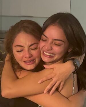 Yuri Vargas Instagram - Hoy recibo a Olga Lucía, este personaje que nos hizo soñar tanto a ambas, con todo el amor y respeto. Gracias, hermana mía, por dejarme la vara alta, jejeje. Y más que eso, por soñar en equipo y hacerlo realidad.
Estoy feliz de ver, con el paso de los años, la mujer en la que te has convertido, y la disciplina y respeto que le pones a cada historia.
Debo confesarte que amo, disfruto y admiro verte actuar, y no sabes lo mucho que me divertí viéndote como Olga Lucía joven. Ahora disfruten de esta etapa adulta que viene con un sinfín de emociones, situaciones y aprendizajes que tocarán sus corazones. 
Quiero agradecer a nuestra oficina de manager @actorandmanager por hacer esta gestión y soñar de nuestra mano 🙌🏻 
#DaríoGómez @majovargas1 @canalrcn @estudiosrcn