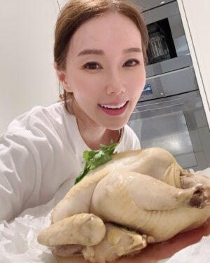 Yvonne Lim Instagram - Moving back and settling down has been such a whirlwind, especially with Chinese New Year just around the corner! 🌸
Panic mode kicks in when I think about what to prepare for reunion dinner. 😅 
But don’t worry—if you’re looking to impress your family or need ideas for a delicious centerpiece dish, I’ve got you covered!🙌🏻

Sharing my recipe for Salt Baked Chicken, a dish so yummy I could finish it all by myself. 😋 Perfectly juicy, flavorful, and festive—this will definitely win hearts at your table! 🧧✨

搬家和准备过年真的忙到有点喘不过气..再加上每次想到年夜饭要准备什么都会有点小崩溃..😅
虽然忙碌但还是想着大家，如果你们跟我一样，不知该准备什么年夜菜...别担心！🙌🏻
今天跟大家分享一道我超爱的菜——盐焗鸡！香嫩入味，好吃到可以一个人吃完整只鸡！😋

✨ CNY Salt Baked Chicken 年菜盐焗鸡 ✨
Ingredients:
	•	1 whole chicken
	•	3 pcs Dang Gui (soaked until soft and cut into pieces)
	•	1.5 to 2 tablespoons Salt (adjust to chicken size)
	•	1/2 tsp Sesame oil
	•	1/2 tbsp Hua Diao Wine
	•	3 Ginger slices
	•	Shallots
	•	Garlic
	•	Spring onions

The magic:
1️⃣ Wash and dry the chicken, removing any unwanted parts.
2️⃣ Fry the salt over low heat until it turns slightly yellowish. Rub the salt over the chicken surface, and some inside the chicken. Let it rest for 20 minutes to dry the skin.
3️⃣ Pour sesame oil and Hua Diao wine into the chicken cavity.
4️⃣ Insert ginger slices, garlic, shallots, spring onions, and the Dang Gui pieces inside, along with the chicken feet.
5️⃣ Wrap the chicken tightly with baking paper and tie it firmly with hemp rope.
6️⃣ Let it marinate for 40 minutes.
7️⃣ Steam the chicken in a steamer oven for 45-50 minutes.
8️⃣ Unwrap and voila! Enjoy your Salt Baked Chicken! 

Have a good Reunion dinner！㊗️大家家和万事兴，团圆共美满！🧧
@miele