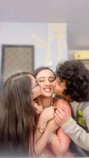 Zalak Desai Instagram - Badi Maa Ke Laadle bachche!❤️ 

Keep watching Anupamaa every night at 10pm on Star Plus and @disneyplushotstar 

#Trending#ReelKaroFeelKaro#Anupamaa#Badshah#Arishtjain#Radha#Heramishra#Khyaati#ZalakDesai#NewBuddiesOnSet#Grateful#Blessed