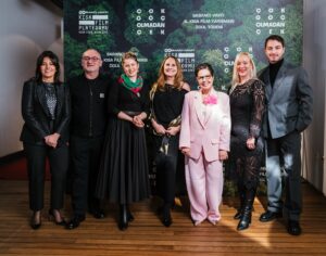 Zeynep Ozbatur Atakan Instagram - Sabancı Vakfı 9. Kısa Film Yarışması’nın ödülleri sahipleriyle buluştu. 🏆

#ÇokGöçOlmadanÇek çağrımıza kulak verip, kısa filmleri ile yarışmamıza başvuran tüm yönetmenlere sonsuz teşekkürler! 🎬

Her yıl olduğu gibi bu yıl da toplumun önemli sorunlarından birine işaret eden çok değerli eserlerle buluştuk, sektörün profesyonelleri ile dolu dolu iki gün geçirdik ve ödül törenimizle birlikte 9. Kısa Film Yarışması’nın sonuna geldik. 🎞️

İşte kazanan filmler:

🥇Birincilik Ödülü: Son Yuva - Hasan Hüseyin Alkan
🥈İkincilik Ödülü: Beyaz Geceler - Çağrı Erdoğdu
🥉Üçüncülük Ödülü: Minare - Turan Güngör 
🎖️Mansiyon Ödülü: Ardımızda Kalanlar - Muhammed Emin Çırçır & Mahmut Enes Şahin 
🎖️Sosyal Etki Ödülü: Son Yuva - Hasan Hüseyin Alkan

Değerli jüri üyelerimize, konuklarımıza, yönetmenlerimize ve heyecanımızı paylaşan herkese teşekkür ederiz. 💙

@hasanalkan.06
@cagrierdogdu
@turan_gngr
@enesahin0
@emintzsche 

@guler.sabanci
@nevgulbilselsafkan
@zeynepatakan
@yektakopan 
@loonybinsblog
@akgun_su_ilhan
@selinunal_su

@omuratay
@sarkacimbalova
@burcubiricik
@borankuzum
@francine_hr_fitness 

#SabancıVakfı #ÇokGöçOlmadanÇek #İklimGöçü #KısaFilm