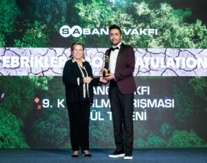 Zeynep Ozbatur Atakan Instagram - Sabancı Vakfı 9. Kısa Film Yarışması’nın ödülleri sahipleriyle buluştu. 🏆

#ÇokGöçOlmadanÇek çağrımıza kulak verip, kısa filmleri ile yarışmamıza başvuran tüm yönetmenlere sonsuz teşekkürler! 🎬

Her yıl olduğu gibi bu yıl da toplumun önemli sorunlarından birine işaret eden çok değerli eserlerle buluştuk, sektörün profesyonelleri ile dolu dolu iki gün geçirdik ve ödül törenimizle birlikte 9. Kısa Film Yarışması’nın sonuna geldik. 🎞️

İşte kazanan filmler:

🥇Birincilik Ödülü: Son Yuva - Hasan Hüseyin Alkan
🥈İkincilik Ödülü: Beyaz Geceler - Çağrı Erdoğdu
🥉Üçüncülük Ödülü: Minare - Turan Güngör 
🎖️Mansiyon Ödülü: Ardımızda Kalanlar - Muhammed Emin Çırçır & Mahmut Enes Şahin 
🎖️Sosyal Etki Ödülü: Son Yuva - Hasan Hüseyin Alkan

Değerli jüri üyelerimize, konuklarımıza, yönetmenlerimize ve heyecanımızı paylaşan herkese teşekkür ederiz. 💙

@hasanalkan.06
@cagrierdogdu
@turan_gngr
@enesahin0
@emintzsche 

@guler.sabanci
@nevgulbilselsafkan
@zeynepatakan
@yektakopan 
@loonybinsblog
@akgun_su_ilhan
@selinunal_su

@omuratay
@sarkacimbalova
@burcubiricik
@borankuzum
@francine_hr_fitness 

#SabancıVakfı #ÇokGöçOlmadanÇek #İklimGöçü #KısaFilm
