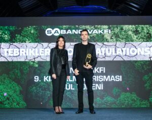 Zeynep Ozbatur Atakan Instagram - Sabancı Vakfı 9. Kısa Film Yarışması’nın ödülleri sahipleriyle buluştu. 🏆

#ÇokGöçOlmadanÇek çağrımıza kulak verip, kısa filmleri ile yarışmamıza başvuran tüm yönetmenlere sonsuz teşekkürler! 🎬

Her yıl olduğu gibi bu yıl da toplumun önemli sorunlarından birine işaret eden çok değerli eserlerle buluştuk, sektörün profesyonelleri ile dolu dolu iki gün geçirdik ve ödül törenimizle birlikte 9. Kısa Film Yarışması’nın sonuna geldik. 🎞️

İşte kazanan filmler:

🥇Birincilik Ödülü: Son Yuva - Hasan Hüseyin Alkan
🥈İkincilik Ödülü: Beyaz Geceler - Çağrı Erdoğdu
🥉Üçüncülük Ödülü: Minare - Turan Güngör 
🎖️Mansiyon Ödülü: Ardımızda Kalanlar - Muhammed Emin Çırçır & Mahmut Enes Şahin 
🎖️Sosyal Etki Ödülü: Son Yuva - Hasan Hüseyin Alkan

Değerli jüri üyelerimize, konuklarımıza, yönetmenlerimize ve heyecanımızı paylaşan herkese teşekkür ederiz. 💙

@hasanalkan.06
@cagrierdogdu
@turan_gngr
@enesahin0
@emintzsche 

@guler.sabanci
@nevgulbilselsafkan
@zeynepatakan
@yektakopan 
@loonybinsblog
@akgun_su_ilhan
@selinunal_su

@omuratay
@sarkacimbalova
@burcubiricik
@borankuzum
@francine_hr_fitness 

#SabancıVakfı #ÇokGöçOlmadanÇek #İklimGöçü #KısaFilm