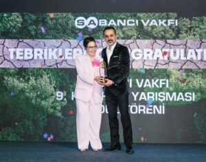 Zeynep Ozbatur Atakan Instagram - Sabancı Vakfı 9. Kısa Film Yarışması’nın ödülleri sahipleriyle buluştu. 🏆

#ÇokGöçOlmadanÇek çağrımıza kulak verip, kısa filmleri ile yarışmamıza başvuran tüm yönetmenlere sonsuz teşekkürler! 🎬

Her yıl olduğu gibi bu yıl da toplumun önemli sorunlarından birine işaret eden çok değerli eserlerle buluştuk, sektörün profesyonelleri ile dolu dolu iki gün geçirdik ve ödül törenimizle birlikte 9. Kısa Film Yarışması’nın sonuna geldik. 🎞️

İşte kazanan filmler:

🥇Birincilik Ödülü: Son Yuva - Hasan Hüseyin Alkan
🥈İkincilik Ödülü: Beyaz Geceler - Çağrı Erdoğdu
🥉Üçüncülük Ödülü: Minare - Turan Güngör 
🎖️Mansiyon Ödülü: Ardımızda Kalanlar - Muhammed Emin Çırçır & Mahmut Enes Şahin 
🎖️Sosyal Etki Ödülü: Son Yuva - Hasan Hüseyin Alkan

Değerli jüri üyelerimize, konuklarımıza, yönetmenlerimize ve heyecanımızı paylaşan herkese teşekkür ederiz. 💙

@hasanalkan.06
@cagrierdogdu
@turan_gngr
@enesahin0
@emintzsche 

@guler.sabanci
@nevgulbilselsafkan
@zeynepatakan
@yektakopan 
@loonybinsblog
@akgun_su_ilhan
@selinunal_su

@omuratay
@sarkacimbalova
@burcubiricik
@borankuzum
@francine_hr_fitness 

#SabancıVakfı #ÇokGöçOlmadanÇek #İklimGöçü #KısaFilm