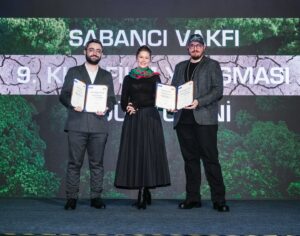 Zeynep Ozbatur Atakan Instagram - Sabancı Vakfı 9. Kısa Film Yarışması’nın ödülleri sahipleriyle buluştu. 🏆

#ÇokGöçOlmadanÇek çağrımıza kulak verip, kısa filmleri ile yarışmamıza başvuran tüm yönetmenlere sonsuz teşekkürler! 🎬

Her yıl olduğu gibi bu yıl da toplumun önemli sorunlarından birine işaret eden çok değerli eserlerle buluştuk, sektörün profesyonelleri ile dolu dolu iki gün geçirdik ve ödül törenimizle birlikte 9. Kısa Film Yarışması’nın sonuna geldik. 🎞️

İşte kazanan filmler:

🥇Birincilik Ödülü: Son Yuva - Hasan Hüseyin Alkan
🥈İkincilik Ödülü: Beyaz Geceler - Çağrı Erdoğdu
🥉Üçüncülük Ödülü: Minare - Turan Güngör 
🎖️Mansiyon Ödülü: Ardımızda Kalanlar - Muhammed Emin Çırçır & Mahmut Enes Şahin 
🎖️Sosyal Etki Ödülü: Son Yuva - Hasan Hüseyin Alkan

Değerli jüri üyelerimize, konuklarımıza, yönetmenlerimize ve heyecanımızı paylaşan herkese teşekkür ederiz. 💙

@hasanalkan.06
@cagrierdogdu
@turan_gngr
@enesahin0
@emintzsche 

@guler.sabanci
@nevgulbilselsafkan
@zeynepatakan
@yektakopan 
@loonybinsblog
@akgun_su_ilhan
@selinunal_su

@omuratay
@sarkacimbalova
@burcubiricik
@borankuzum
@francine_hr_fitness 

#SabancıVakfı #ÇokGöçOlmadanÇek #İklimGöçü #KısaFilm