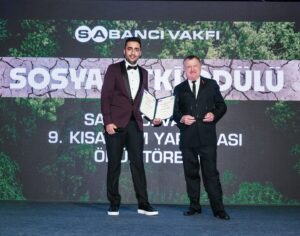Zeynep Ozbatur Atakan Instagram - Sabancı Vakfı 9. Kısa Film Yarışması’nın ödülleri sahipleriyle buluştu. 🏆

#ÇokGöçOlmadanÇek çağrımıza kulak verip, kısa filmleri ile yarışmamıza başvuran tüm yönetmenlere sonsuz teşekkürler! 🎬

Her yıl olduğu gibi bu yıl da toplumun önemli sorunlarından birine işaret eden çok değerli eserlerle buluştuk, sektörün profesyonelleri ile dolu dolu iki gün geçirdik ve ödül törenimizle birlikte 9. Kısa Film Yarışması’nın sonuna geldik. 🎞️

İşte kazanan filmler:

🥇Birincilik Ödülü: Son Yuva - Hasan Hüseyin Alkan
🥈İkincilik Ödülü: Beyaz Geceler - Çağrı Erdoğdu
🥉Üçüncülük Ödülü: Minare - Turan Güngör 
🎖️Mansiyon Ödülü: Ardımızda Kalanlar - Muhammed Emin Çırçır & Mahmut Enes Şahin 
🎖️Sosyal Etki Ödülü: Son Yuva - Hasan Hüseyin Alkan

Değerli jüri üyelerimize, konuklarımıza, yönetmenlerimize ve heyecanımızı paylaşan herkese teşekkür ederiz. 💙

@hasanalkan.06
@cagrierdogdu
@turan_gngr
@enesahin0
@emintzsche 

@guler.sabanci
@nevgulbilselsafkan
@zeynepatakan
@yektakopan 
@loonybinsblog
@akgun_su_ilhan
@selinunal_su

@omuratay
@sarkacimbalova
@burcubiricik
@borankuzum
@francine_hr_fitness 

#SabancıVakfı #ÇokGöçOlmadanÇek #İklimGöçü #KısaFilm