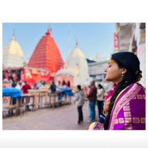 kruttika ravindra Instagram - Baba Baidyanath Dham, one of the 12 Jyothirlingas 🙏🏻🙏🏻
Mana Kamana Lingam ❤️🙏🏻 
And Ma Jayadurga (Parwathi Devi) Temple, one of the 51 Shaktiipeethas ❤️🙏🏻
 According to the legends, Ravana was performing penance in the Himalayan region to appease Shiva. He offered nine of his heads as an offering to Shiva. As he was to sacrifice his tenth head, Shiva appeared before him and expressed satisfaction with the offering.
It was the healing action of Lord Shiva in putting back Ravana’s heads that earned him the name Baidyanath or Vaidyanath, because “vaidya” means a doctor.
ದಂತಕಥೆಗಳ ಪ್ರಕಾರ, ರಾವಣನು ಶಿವನನ್ನು ಮೆಚ್ಚಿಸಲು ಹಿಮಾಲಯ ಪ್ರದೇಶದಲ್ಲಿ ತಪಸ್ಸು ಮಾಡುತ್ತಿದ್ದನು. ಅವನು ತನ್ನ ಒಂಬತ್ತು ತಲೆಗಳನ್ನು ಶಿವನಿಗೆ ಅರ್ಪಿಸಿದನು. ಅವನು ತನ್ನ ಹತ್ತನೆಯ ತಲೆಯನ್ನು ತ್ಯಾಗ ಮಾಡಲು ಮುಂದಾದಾಗ, ಶಿವನು ಅವನ ಮುಂದೆ ಕಾಣಿಸಿಕೊಂಡನು.
ರಾವಣನ ತಲೆಗಳನ್ನು ಮತ್ತೆ ಅವನಿಗೆ ನೀಡಿದ್ದಕ್ಕೆ, ಶಿವನಿಗೆ ಬೈದ್ಯನಾಥ ಅಥವಾ ವೈದ್ಯನಾಥ ಎಂಬ ಹೆಸರನ್ನು ತಂದುಕೊಟ್ಟಿತು.

I could feel the healing power here. 
ಧನ್ಯೋಸ್ಮಿ 🙏🏻😊
Done with 5th Jyothirlinga Darshana 🙏🏻🙏🏻
•
#travel #travelphotography #love #lifestyle #life #instagood #instalike #instagram #post #picoftheday #photooftheday #photo #shiva #baidyanath #jharkhand #karnataka #kannadathi #happy #spirituality #religious