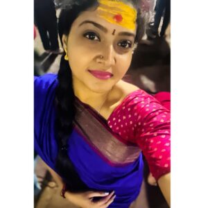 kruttika ravindra Instagram - Baba Baidyanath Dham, one of the 12 Jyothirlingas 🙏🏻🙏🏻
Mana Kamana Lingam ❤️🙏🏻 
And Ma Jayadurga (Parwathi Devi) Temple, one of the 51 Shaktiipeethas ❤️🙏🏻
 According to the legends, Ravana was performing penance in the Himalayan region to appease Shiva. He offered nine of his heads as an offering to Shiva. As he was to sacrifice his tenth head, Shiva appeared before him and expressed satisfaction with the offering.
It was the healing action of Lord Shiva in putting back Ravana’s heads that earned him the name Baidyanath or Vaidyanath, because “vaidya” means a doctor.
ದಂತಕಥೆಗಳ ಪ್ರಕಾರ, ರಾವಣನು ಶಿವನನ್ನು ಮೆಚ್ಚಿಸಲು ಹಿಮಾಲಯ ಪ್ರದೇಶದಲ್ಲಿ ತಪಸ್ಸು ಮಾಡುತ್ತಿದ್ದನು. ಅವನು ತನ್ನ ಒಂಬತ್ತು ತಲೆಗಳನ್ನು ಶಿವನಿಗೆ ಅರ್ಪಿಸಿದನು. ಅವನು ತನ್ನ ಹತ್ತನೆಯ ತಲೆಯನ್ನು ತ್ಯಾಗ ಮಾಡಲು ಮುಂದಾದಾಗ, ಶಿವನು ಅವನ ಮುಂದೆ ಕಾಣಿಸಿಕೊಂಡನು.
ರಾವಣನ ತಲೆಗಳನ್ನು ಮತ್ತೆ ಅವನಿಗೆ ನೀಡಿದ್ದಕ್ಕೆ, ಶಿವನಿಗೆ ಬೈದ್ಯನಾಥ ಅಥವಾ ವೈದ್ಯನಾಥ ಎಂಬ ಹೆಸರನ್ನು ತಂದುಕೊಟ್ಟಿತು.

I could feel the healing power here. 
ಧನ್ಯೋಸ್ಮಿ 🙏🏻😊
Done with 5th Jyothirlinga Darshana 🙏🏻🙏🏻
•
#travel #travelphotography #love #lifestyle #life #instagood #instalike #instagram #post #picoftheday #photooftheday #photo #shiva #baidyanath #jharkhand #karnataka #kannadathi #happy #spirituality #religious