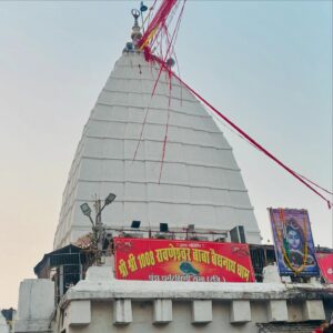 kruttika ravindra Instagram - Baba Baidyanath Dham, one of the 12 Jyothirlingas 🙏🏻🙏🏻
Mana Kamana Lingam ❤️🙏🏻 
And Ma Jayadurga (Parwathi Devi) Temple, one of the 51 Shaktiipeethas ❤️🙏🏻
 According to the legends, Ravana was performing penance in the Himalayan region to appease Shiva. He offered nine of his heads as an offering to Shiva. As he was to sacrifice his tenth head, Shiva appeared before him and expressed satisfaction with the offering.
It was the healing action of Lord Shiva in putting back Ravana’s heads that earned him the name Baidyanath or Vaidyanath, because “vaidya” means a doctor.
ದಂತಕಥೆಗಳ ಪ್ರಕಾರ, ರಾವಣನು ಶಿವನನ್ನು ಮೆಚ್ಚಿಸಲು ಹಿಮಾಲಯ ಪ್ರದೇಶದಲ್ಲಿ ತಪಸ್ಸು ಮಾಡುತ್ತಿದ್ದನು. ಅವನು ತನ್ನ ಒಂಬತ್ತು ತಲೆಗಳನ್ನು ಶಿವನಿಗೆ ಅರ್ಪಿಸಿದನು. ಅವನು ತನ್ನ ಹತ್ತನೆಯ ತಲೆಯನ್ನು ತ್ಯಾಗ ಮಾಡಲು ಮುಂದಾದಾಗ, ಶಿವನು ಅವನ ಮುಂದೆ ಕಾಣಿಸಿಕೊಂಡನು.
ರಾವಣನ ತಲೆಗಳನ್ನು ಮತ್ತೆ ಅವನಿಗೆ ನೀಡಿದ್ದಕ್ಕೆ, ಶಿವನಿಗೆ ಬೈದ್ಯನಾಥ ಅಥವಾ ವೈದ್ಯನಾಥ ಎಂಬ ಹೆಸರನ್ನು ತಂದುಕೊಟ್ಟಿತು.

I could feel the healing power here. 
ಧನ್ಯೋಸ್ಮಿ 🙏🏻😊
Done with 5th Jyothirlinga Darshana 🙏🏻🙏🏻
•
#travel #travelphotography #love #lifestyle #life #instagood #instalike #instagram #post #picoftheday #photooftheday #photo #shiva #baidyanath #jharkhand #karnataka #kannadathi #happy #spirituality #religious